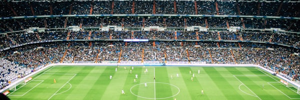 数据分析师正在电脑前研究足球比赛数据图表